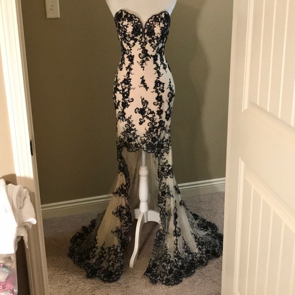 Tony Bowls Dresses & Skirts - Tony Bowls Black/cream evening gown⭐️SALE⭐️